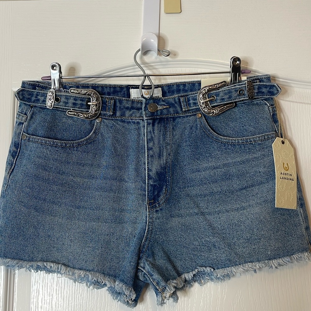 Austin Landing Cowgirl Mid Rise Denim Shorts 13 / 31